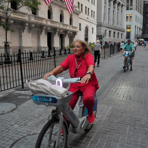 Radfahrerin vor der New Yorker Börse