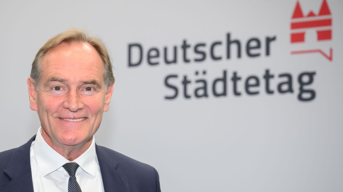 Leipzigs Oberbürgermeister beschreibt stark steigende Kosten für die Pflege. (Archivbild) Foto: Julian Stratenschulte/dpa