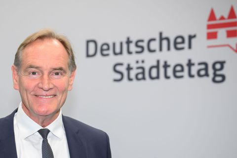 Leipzigs Oberbürgermeister beschreibt stark steigende Kosten für die Pflege. (Archivbild) Foto: Julian Stratenschulte/dpa