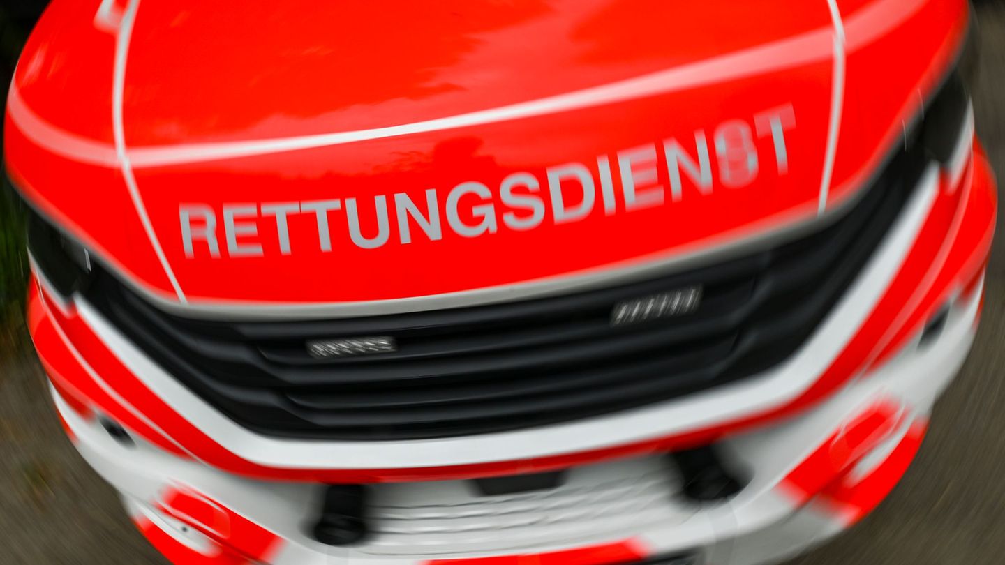 Der Rettungsdienst in Berlin soll sich auf seine Kernaufgaben beschränken - den Einsatz bei Notfällen. (Archivfoto) Foto: Jens K