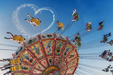 Kettenkarussel Wellenflug bei der ersten Fahrt, Start des Oktoberfests 2024 in München