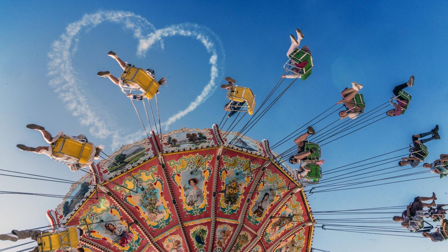 Kettenkarussel Wellenflug bei der ersten Fahrt, Start des Oktoberfests 2024 in München