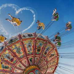 Kettenkarussel Wellenflug bei der ersten Fahrt, Start des Oktoberfests 2024 in München