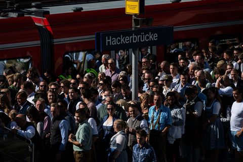 Gerade an der Hackerbrücke steigen viele Wiesnbesucher in die S-Bahn ein und aus (Archivbild). Foto: Lukas Barth/dpa