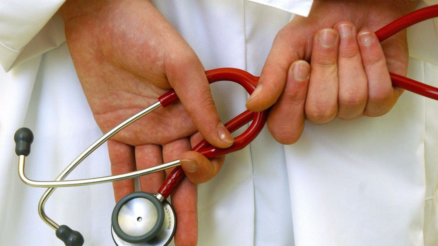 Der Marburger Bund beklagt die "Machtstrukturen" in Hamburger Kliniken. (Symbolbild) Foto: Patrick Pleul/Zentralbild/dpa