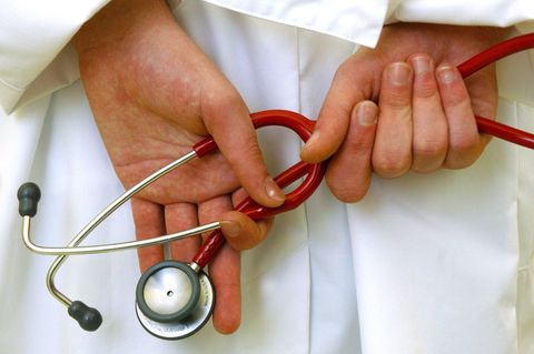 Der Marburger Bund beklagt die "Machtstrukturen" in Hamburger Kliniken. (Symbolbild) Foto: Patrick Pleul/Zentralbild/dpa