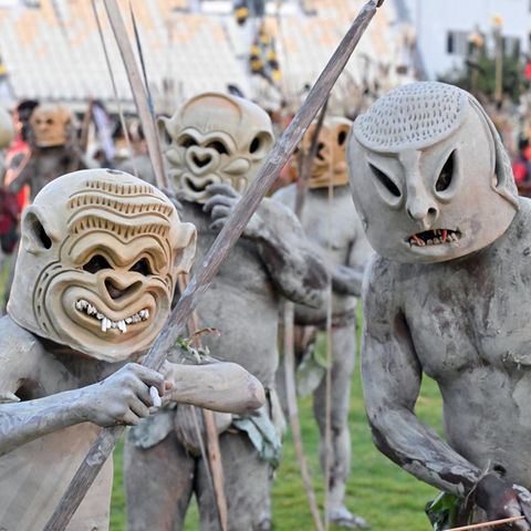 Port Moresby, Papua-Neuguinea. Ein schauriger Anblick zu einem schönen Anlass: Stammesgruppen führen im Sir John Guise Stadium in der Hauptstadt traditionelle Tänze auf. Das Land feiert den 50. Jahrestag seiner Unabhängigkeit