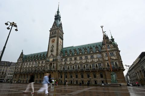 Das Hamburger Rathaus: Der Senat hat seinen Geschäftsbericht zum Haushalt vorgelegt. Foto: David Hammersen/dpa