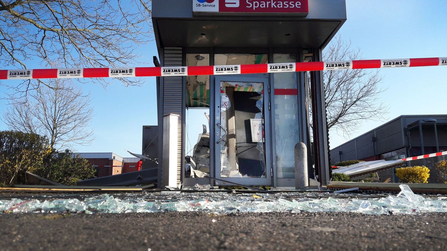 Der Fahrer eines Fluchtwagens von Geldautomatensprengern soll lange in Haft. (Archivbild) Foto: Guido Schulmann/dpa
