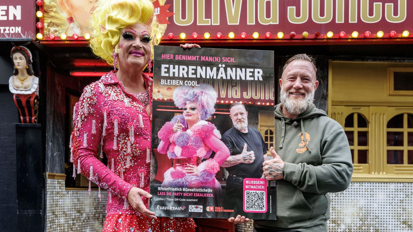 Olivia Jones und Türsteher Fabian Zahrt zeigen eines der neuen Plakate. Foto: Markus Scholz/dpa