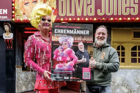 Olivia Jones und Türsteher Fabian Zahrt zeigen eines der neuen Plakate. Foto: Markus Scholz/dpa
