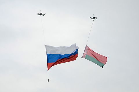 Die russische Armee kooperiert eng mit den Streitkräften von Belarus. Foto: Pavel Bednyakov/AP/dpa