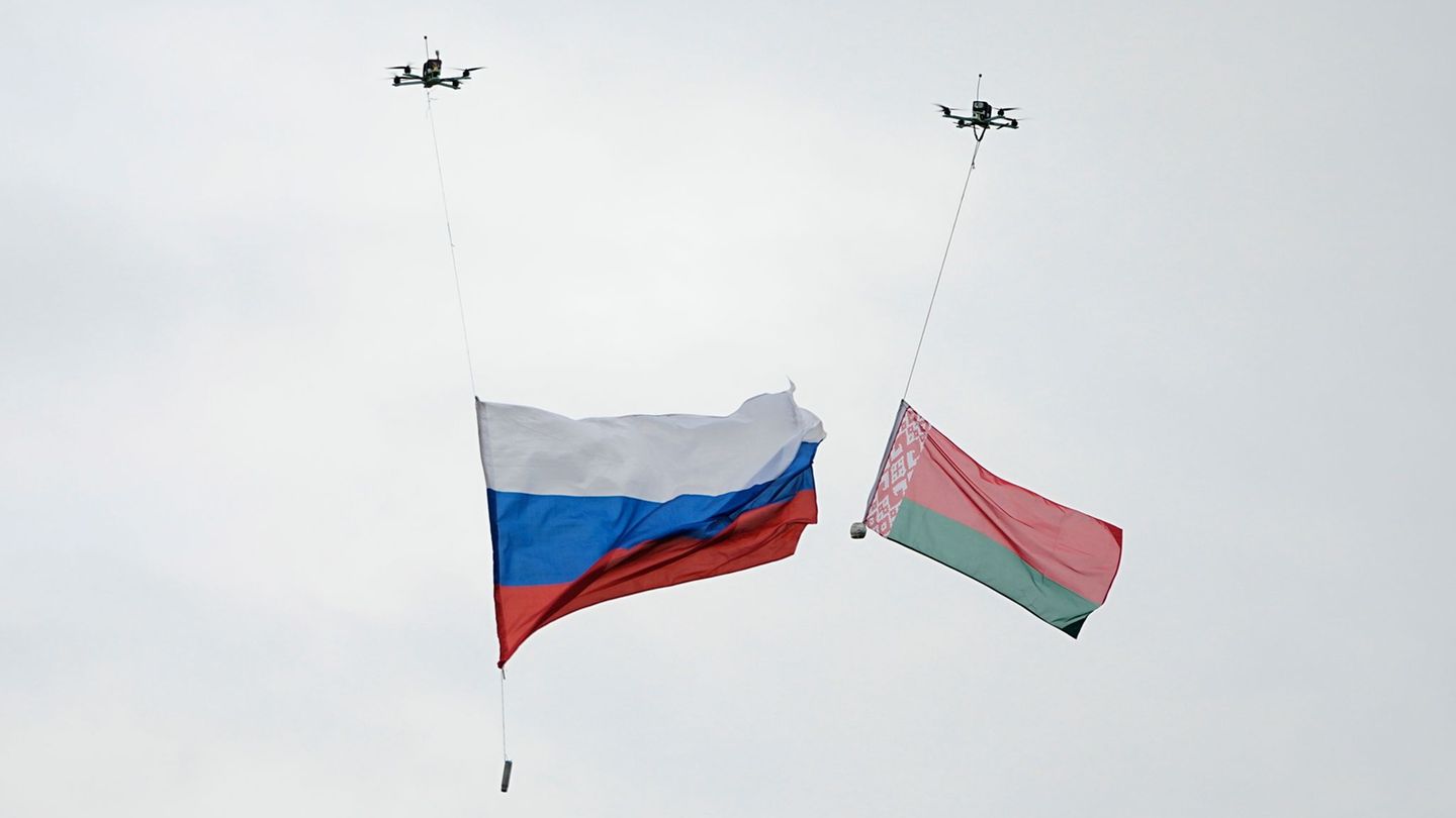 Die russische Armee kooperiert eng mit den Streitkräften von Belarus. Foto: Pavel Bednyakov/AP/dpa