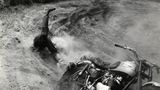Achtung, Motorrad hat Fahrer verloren. Die Aufnahme von der Motocross-WM am 28. August 1955 im dänischen Randers ist der erste Gewinner des neu geschaffenen Foto-Wettbewerbs