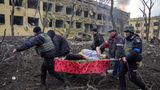 Die ganze Grausamkeit des Ukraineskrieges ist in diesem Bild vom 9. März 2022 zu sehen. Die russische Armee hat eine Entbindungsklinik in Mariupol bombardiert. Die Schwangere Iryna Kalinina, 32 Jahre alt, wird von Rettungskräften auf einer Trage in Sicherheit gebracht. Die Hilfe kommt zu spät. Ihr Sohn Miron wird tot geboren, die Mutter stirbt eine halbe Stunde später ebenfalls. Ein OSZE-Bericht kommt zu dem Schluss, dass das Krankenhaus mit Absicht angegriffen wurde           