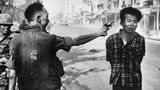 Am 1. Februar 1968 erschießt der südvietnamesische Polizeichef Chief Nguyen Ngoc Loan auf den Straßen von Saigon einen Mann, der Mitglied der nordvietnamesischen Vietcong ist. Sein Name: Nguyen Van Lem. Einen Tag zuvor hat die berühmt-berüchtigte Tet-Offensive der kommunistischen Truppen aus dem Norden begonnen, die die US-Army und das südvietnamesische Regime kalt erwischt und auch das zuvor ruhige Saigon in ein Schlachtfeld verwandelt