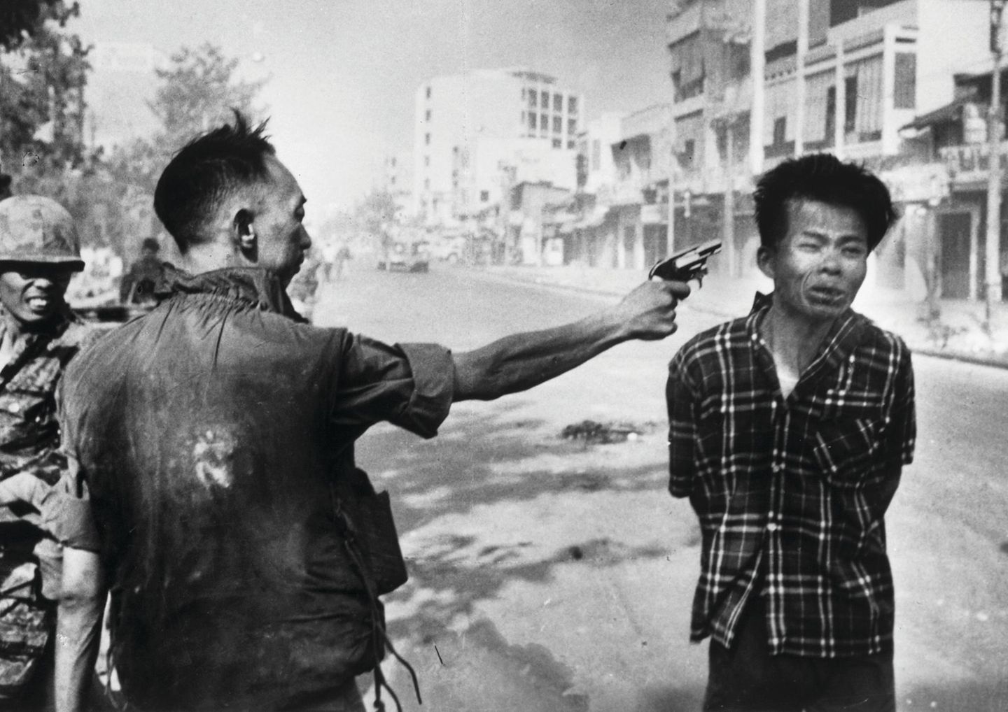 Am 1. Februar 1968 erschießt der südvietnamesische Polizeichef Chief Nguyen Ngoc Loan auf den Straßen von Saigon einen Mann, der Mitglied der nordvietnamesischen Vietcong ist. Sein Name: Nguyen Van Lem. Einen Tag zuvor hat die berühmt-berüchtigte Tet-Offensive der kommunistischen Truppen aus dem Norden begonnen, die die US-Army und das südvietnamesische Regime kalt erwischt und auch das zuvor ruhige Saigon in ein Schlachtfeld verwandelt