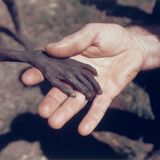 Das erschütternde Bild zeigt die Hand eines hungernden Jungen, gehalten von der eines katholischen Mönchs in Uganda 1980. Die Aufnahme entsteht im Nordosten des Landes, in der Region Karamoja, wo eine beispiellose Hungerkatastrophe infolge von Dürren und brutalen Gewaltkonflikten herrscht. 20 Prozent der Bevölkerung sterben innerhalb eines Jahres an Unterernährung, unter den Opfern sind mehr als die Hälfte aller Kleinkinder