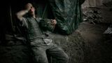 Die ganze Last des Krieges in einem Bild. Der US-Soldat Brandon Olson lehnt am Endes eines Kampftages am 16. September 2007 an einem Erdwall im Korengal-Tal. Hier liegt das Epizentrum der US-Truppen im Kampf gegen die Taliban und Osama bin Ladens al-Qaida. Aus dem Material, das der Fotograf Tim Hertherington und der Journalist Sebastian Junger erstellen, entstehen zwei Dokumentarfilme: "Restrepo" (2010) und "Korengal" (2014). Hetherington stirbt 2011 im libyschen Bürgerkrieg durch einen Granatsplitter      