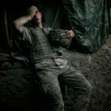 Die ganze Last des Krieges in einem Bild. Der US-Soldat Brandon Olson lehnt am Endes eines Kampftages am 16. September 2007 an einem Erdwall im Korengal-Tal. Hier liegt das Epizentrum der US-Truppen im Kampf gegen die Taliban und Osama bin Ladens al-Qaida. Aus dem Material, das der Fotograf Tim Hertherington und der Journalist Sebastian Junger erstellen, entstehen zwei Dokumentarfilme: "Restrepo" (2010) und "Korengal" (2014). Hetherington stirbt 2011 im libyschen Bürgerkrieg durch einen Granatsplitter