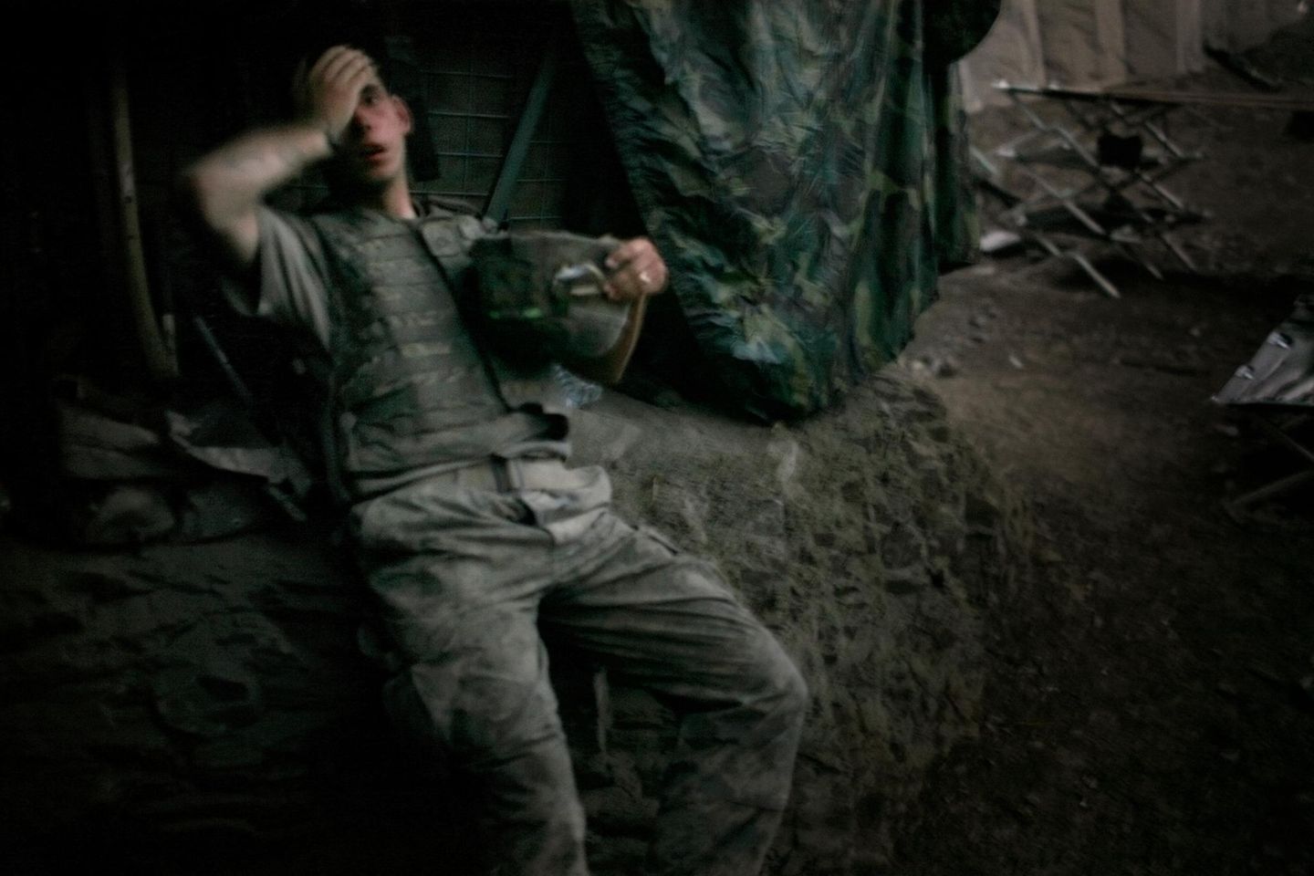 Die ganze Last des Krieges in einem Bild. Der US-Soldat Brandon Olson lehnt am Endes eines Kampftages am 16. September 2007 an einem Erdwall im Korengal-Tal. Hier liegt das Epizentrum der US-Truppen im Kampf gegen die Taliban und Osama bin Ladens al-Qaida. Aus dem Material, das der Fotograf Tim Hertherington und der Journalist Sebastian Junger erstellen, entstehen zwei Dokumentarfilme: "Restrepo" (2010) und "Korengal" (2014). Hetherington stirbt 2011 im libyschen Bürgerkrieg durch einen Granatsplitter      