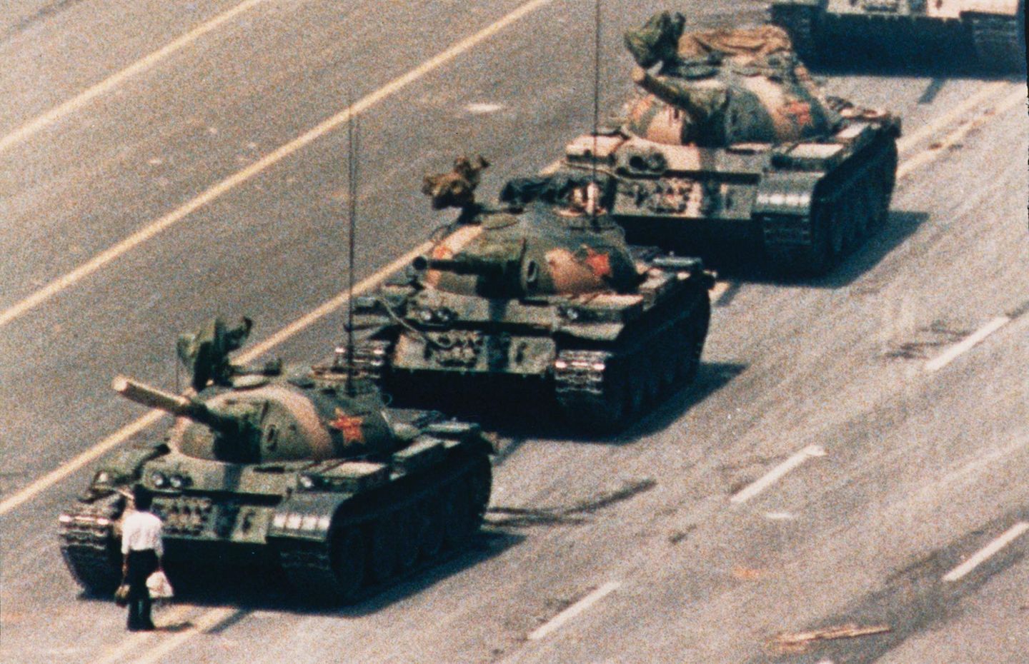 Der "Tank Man" vom Tiananmen-Platz in der chinesischen Hauptstadt Peking zeigt der Welt, welche Macht ziviler Protest hat. Ein Einzelner hält rollende Panzer auf – für einen kleinen, aber bedeutenden Augenblick. Die Aufnahme entsteht einen Tag, nachdem die Volksbefreiungsarmee am 4. Juni 1989 den Protest der Studenten blutig niedergeschlagen hat. Zwischen 2600 und 3000 Menschen werden massakriert, aber nicht auf dem Platz selbst, sondern in angrenzenden Vierteln. Der "Tank Man" wird nie identifiziert, sein Schicksal bleibt unbekannt