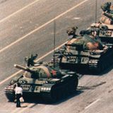 Der "Tank Man" vom Tiananmen-Platz in der chinesischen Hauptstadt Peking zeigt der Welt, welche Macht ziviler Protest hat. Ein Einzelner hält rollende Panzer auf – für einen kleinen, aber bedeutenden Augenblick. Die Aufnahme entsteht einen Tag, nachdem die Volksbefreiungsarmee am 4. Juni 1989 den Protest der Studenten blutig niedergeschlagen hat. Zwischen 2600 und 3000 Menschen werden massakriert, aber nicht auf dem Platz selbst, sondern in angrenzenden Vierteln. Der "Tank Man" wird nie identifiziert, sein Schicksal bleibt unbekannt