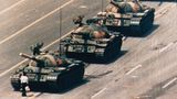 Der "Tank Man" vom Tiananmen-Platz in der chinesischen Hauptstadt Peking zeigt der Welt, welche Macht ziviler Protest hat. Ein Einzelner hält rollende Panzer auf – für einen kleinen, aber bedeutenden Augenblick. Die Aufnahme entsteht einen Tag, nachdem die Volksbefreiungsarmee am 4. Juni 1989 den Protest der Studenten blutig niedergeschlagen hat. Zwischen 2600 und 3000 Menschen werden massakriert, aber nicht auf dem Platz selbst, sondern in angrenzenden Vierteln. Der "Tank Man" wird nie identifiziert, sein Schicksal bleibt unbekannt