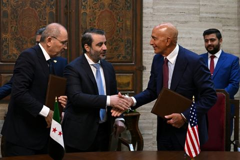 Safadi (li.), al-Schaibani (M.) und Barrack in Damaskus