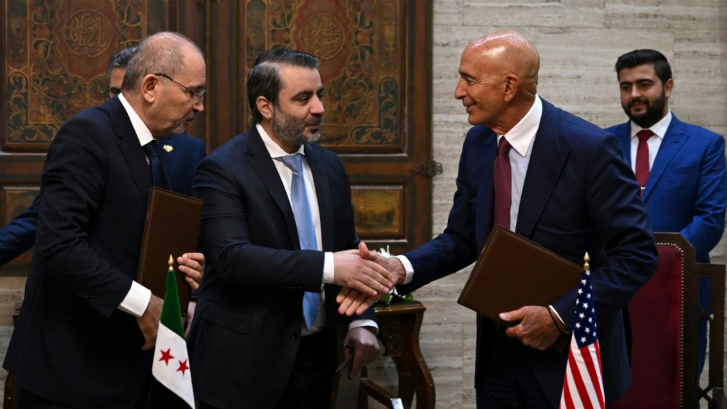 Safadi (li.), al-Schaibani (M.) und Barrack in Damaskus