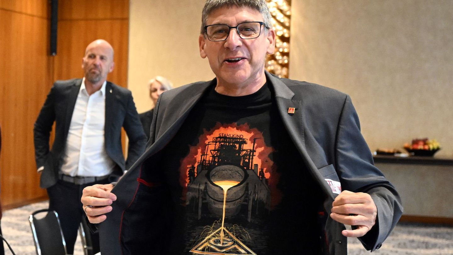 "Stahlkind" ist auf einem IG Metall-T-Shirt zu lesen, das der Verhandlungsführer der Gewerkschaft, Knut Giesler, zum Auftakt der