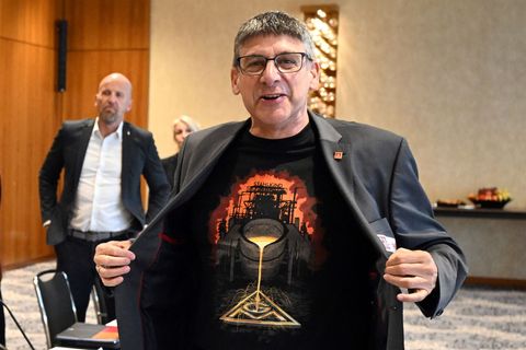 "Stahlkind" ist auf einem IG Metall-T-Shirt zu lesen, das der Verhandlungsführer der Gewerkschaft, Knut Giesler, zum Auftakt der