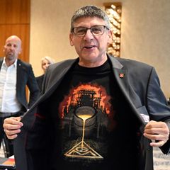 "Stahlkind" ist auf einem IG Metall-T-Shirt zu lesen, das der Verhandlungsführer der Gewerkschaft, Knut Giesler, zum Auftakt der