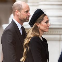 Prinz William und Prinzessin Kate kommen bei der Trauerfeier an.