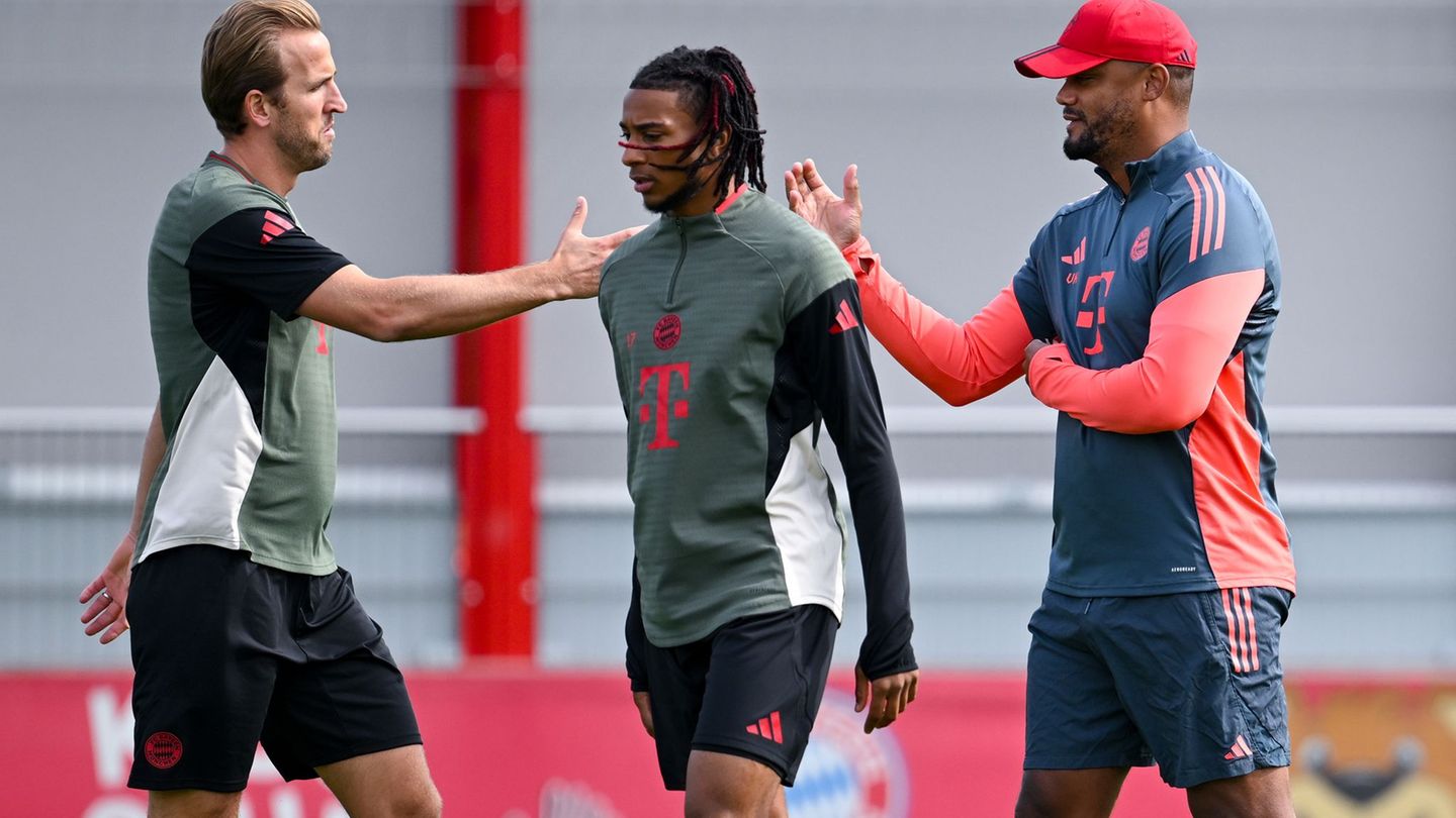 Bayern-Trainer Vincent Kompany (r) und Torjäger Harry Kane (l) beim Abschlusstraining vor dem Auftaktspiel gegen Chelsea. Foto: