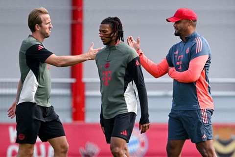 Bayern-Trainer Vincent Kompany (r) und Torjäger Harry Kane (l) beim Abschlusstraining vor dem Auftaktspiel gegen Chelsea. Foto:
