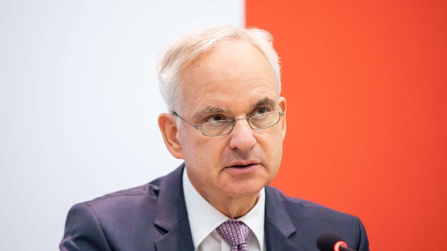 Der langjährige Chef des Energiekonzerns Eon, Johannes Teyssen, soll den Aufsichtsrat von Lufthansa leiten (Archivbild) Foto: Ma