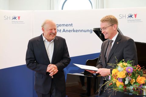 Axel Milberg freut sich über den Verdienstorden des Landes aus der Hand des Ministerpräsidenten. Foto: Christian Charisius/dpa