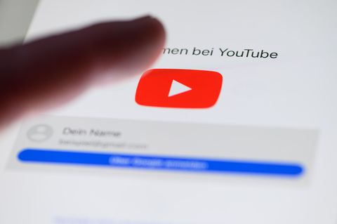 Autoren von Youtube-Videos bekommen Zugang zu neuen KI-Werkzeugen. (Illustration) Foto: Robert Michael/dpa