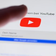 Autoren von Youtube-Videos bekommen Zugang zu neuen KI-Werkzeugen. (Illustration) Foto: Robert Michael/dpa