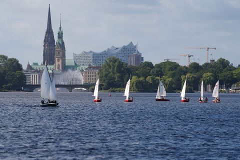 Eine Studie zum schnelleren Erreichen der Klimaziele in Hamburg sorgt für Diskussionen. (Symbolbild) Foto: Marcus Brandt/dpa