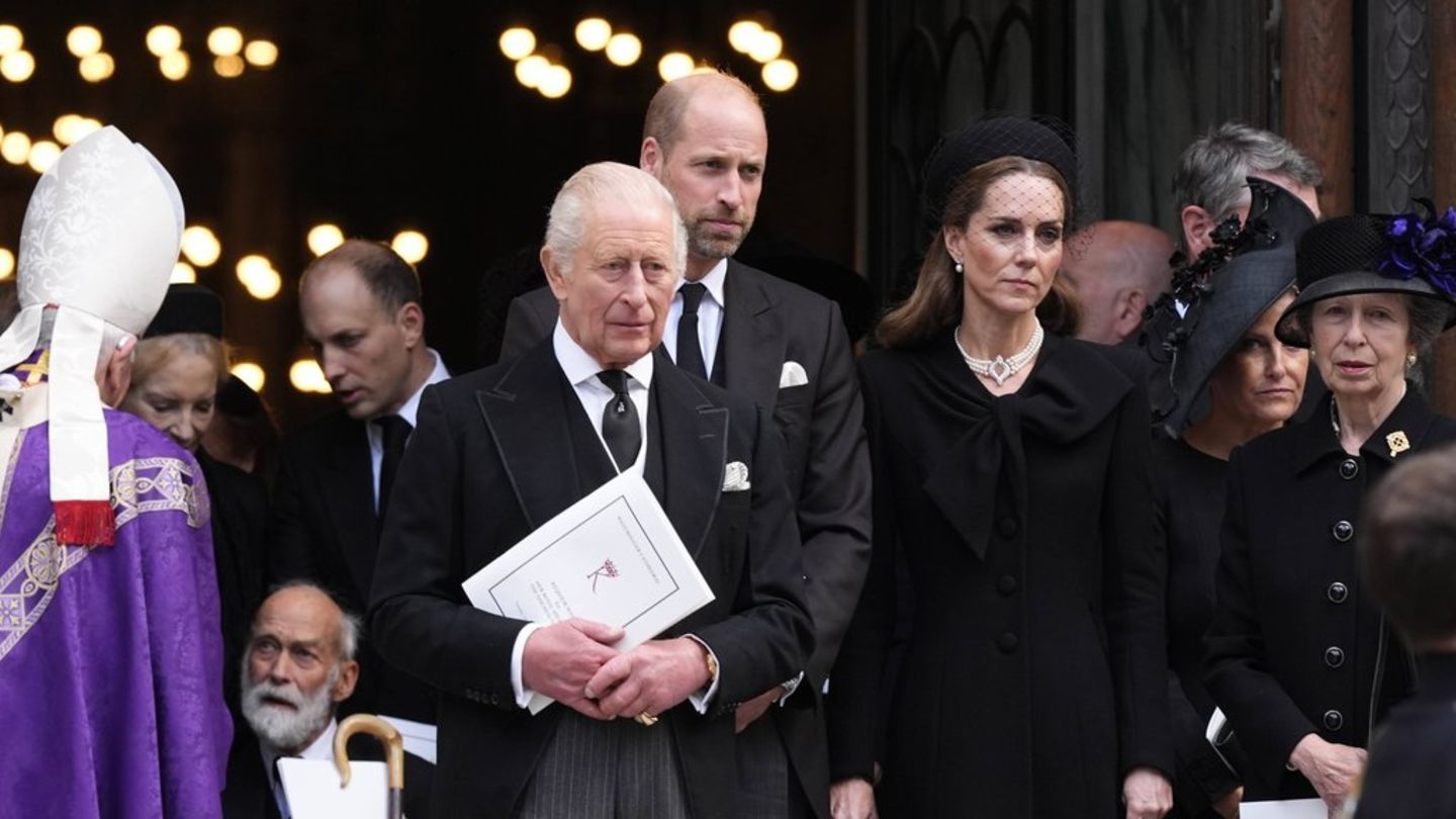 König Charles III., Prinz William, Prinzessin Kate und Prinzessin Anne (v.l.n.r.) beim Verlassen der Westminster-Kathedrale na