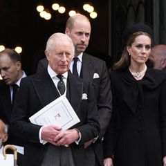 König Charles III., Prinz William, Prinzessin Kate und Prinzessin Anne (v.l.n.r.) beim Verlassen der Westminster-Kathedrale na