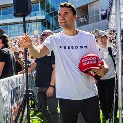 Nach dem Tod des rechten US-Aktivisten Charlie Kirk wurde der Tatverdächtige wegen Mordes angeklagt. (Archivbild) Foto: Tess Cro