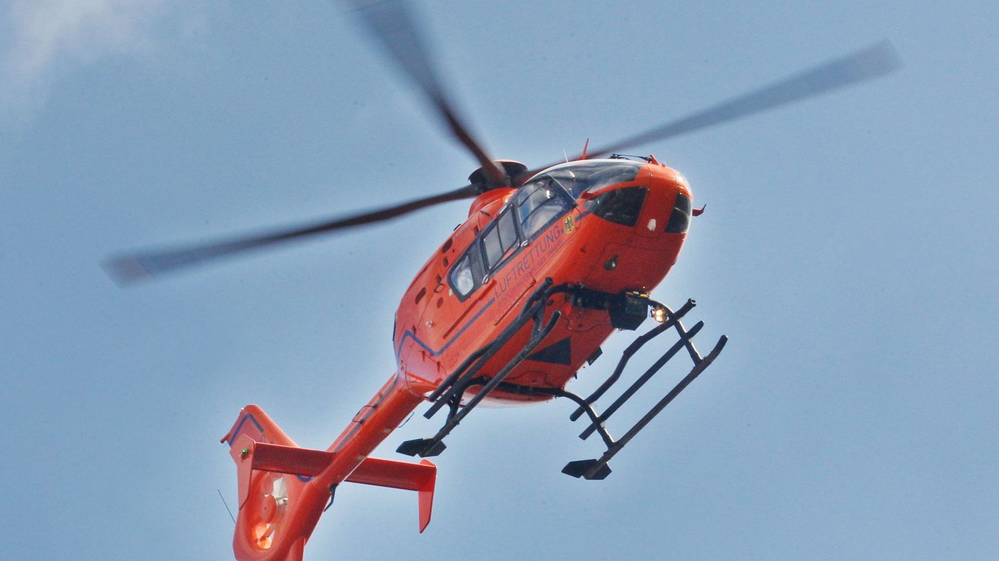 Ein Rettungshubschrauber brachte den Schwerverletzten ins Krankenhaus. (Symbolbild) Foto: Roland Weihrauch/dpa