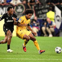 Der Ex-Leipziger Loïs Openda (l) von Juventus Turin kämpft mit dem Dortmunder Karim Adeyemi um den Ball
