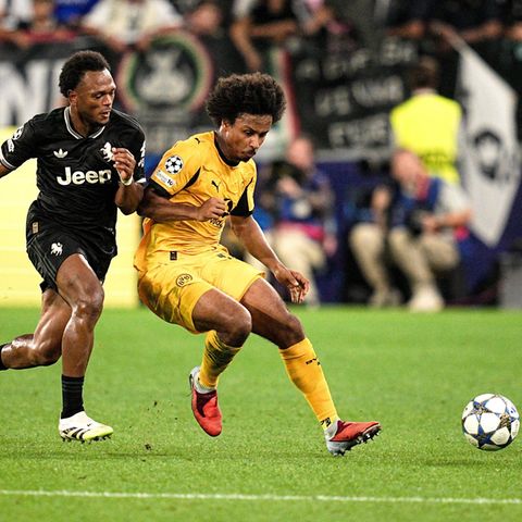 Der Ex-Leipziger Loïs Openda (l) von Juventus Turin kämpft mit dem Dortmunder Karim Adeyemi um den Ball