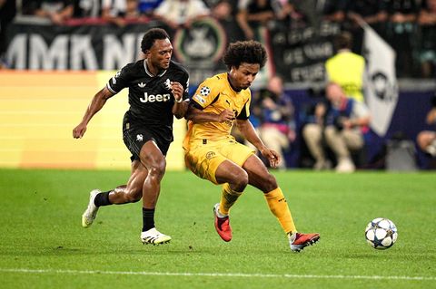 Der Ex-Leipziger Loïs Openda (l) von Juventus Turin kämpft mit dem Dortmunder Karim Adeyemi um den Ball