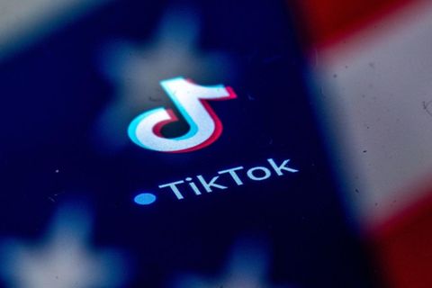 Tiktok-Logo auf US-Flagge