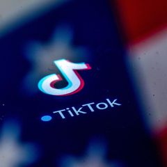 Tiktok-Logo auf US-Flagge